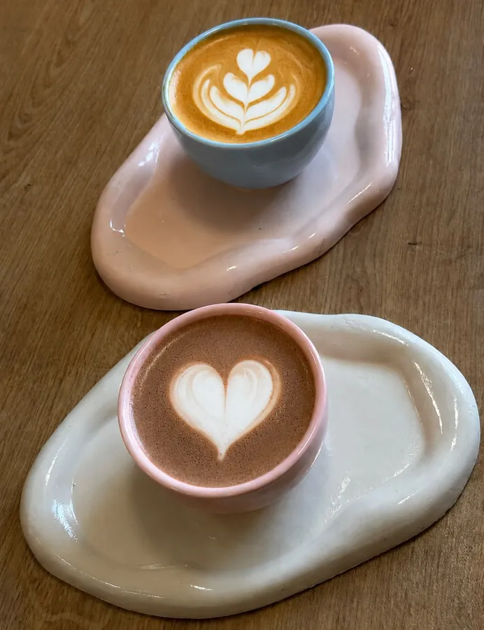 Cappuccino s latte art v kaviarni pre rodičov